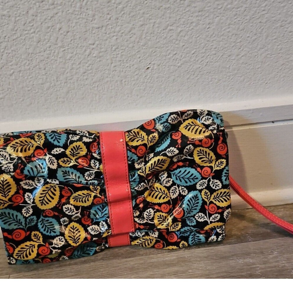 Vera Bradley Frill Wristlet Clutch Bag Leaf Snail Print Black Coral Large Wallet